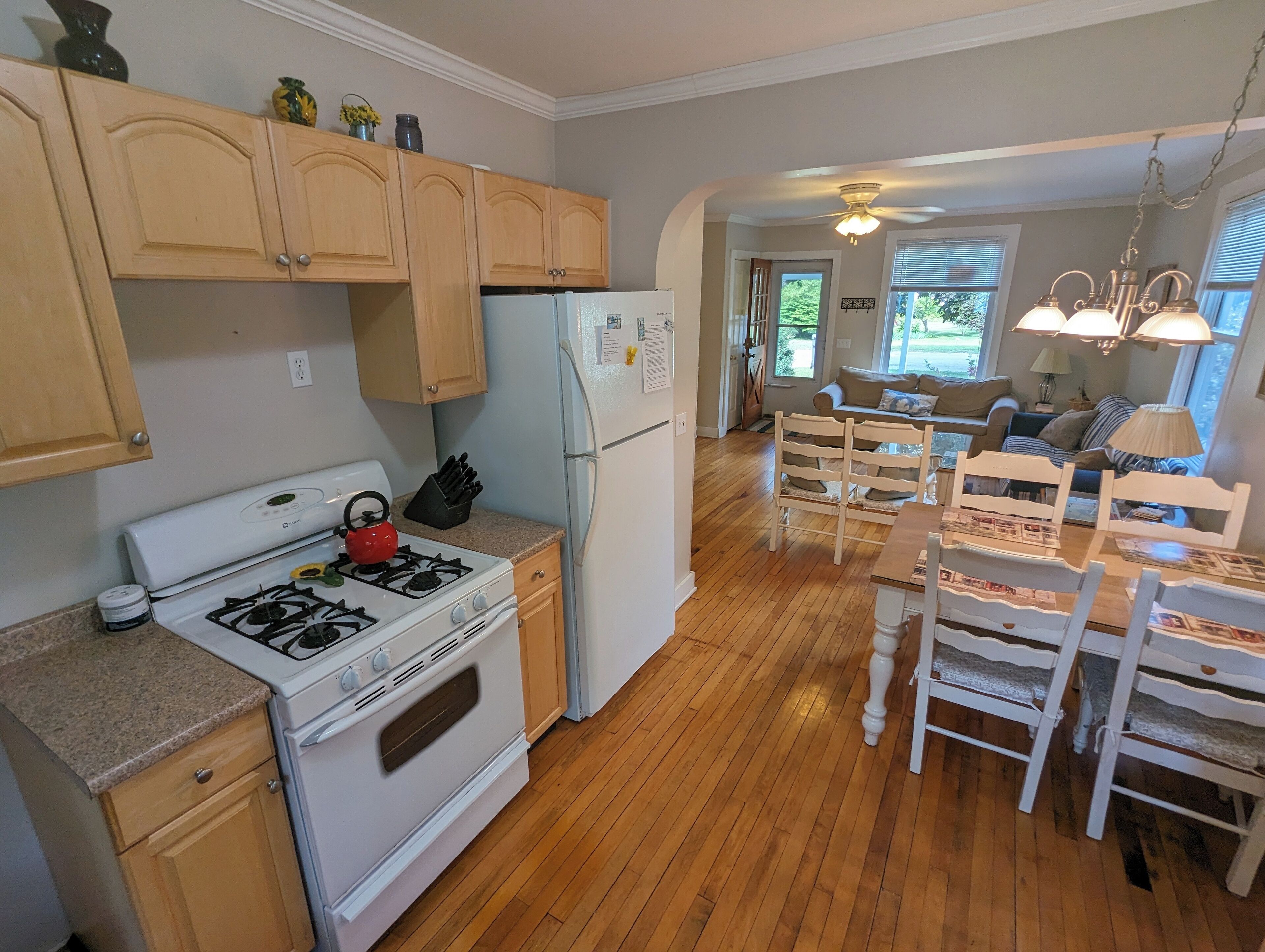 Late August/Labor Day available - cozy, pet-friendly, 3 blocks to Bridge Street!