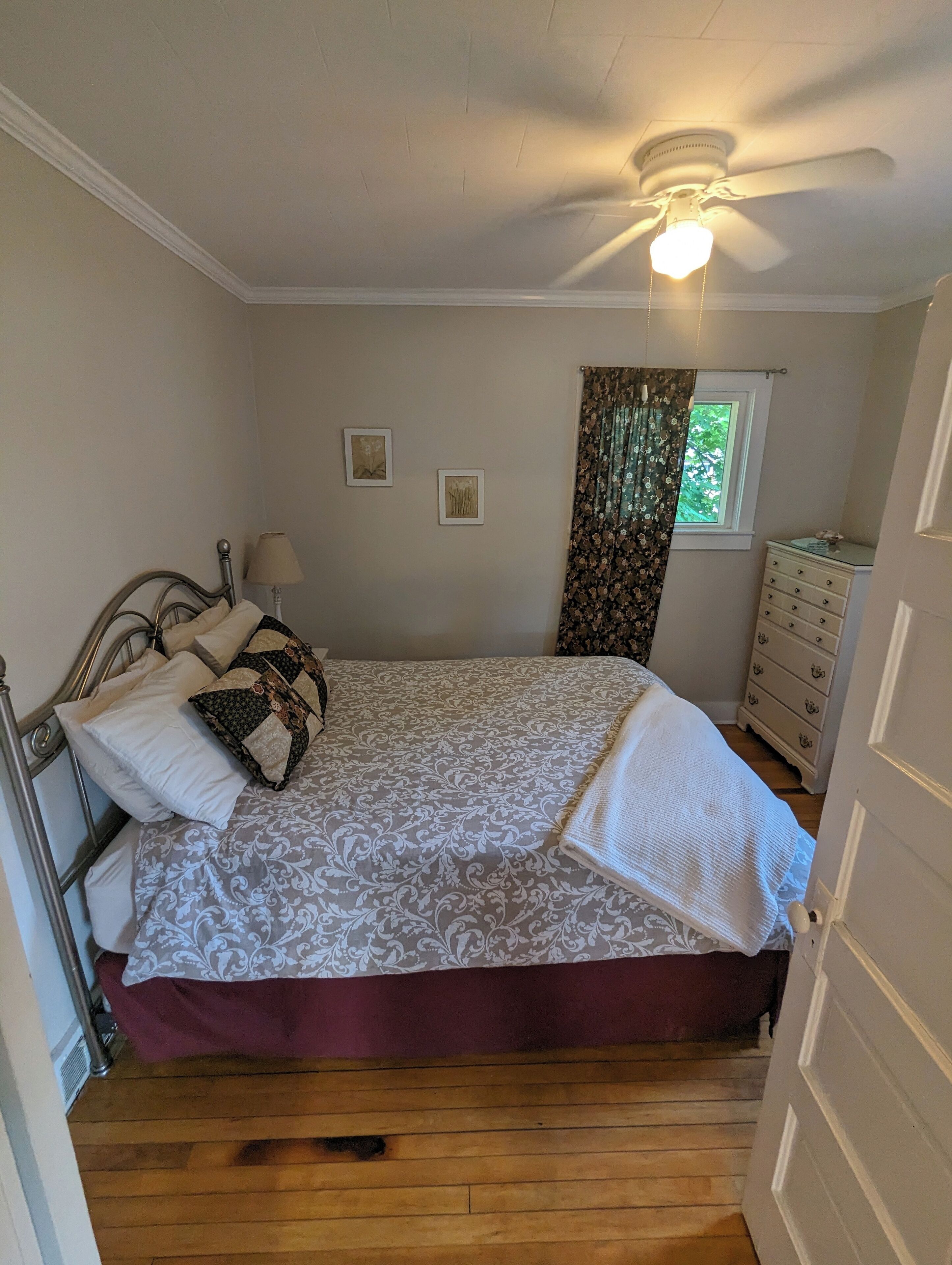 Late August/Labor Day available - cozy, pet-friendly, 3 blocks to Bridge Street!