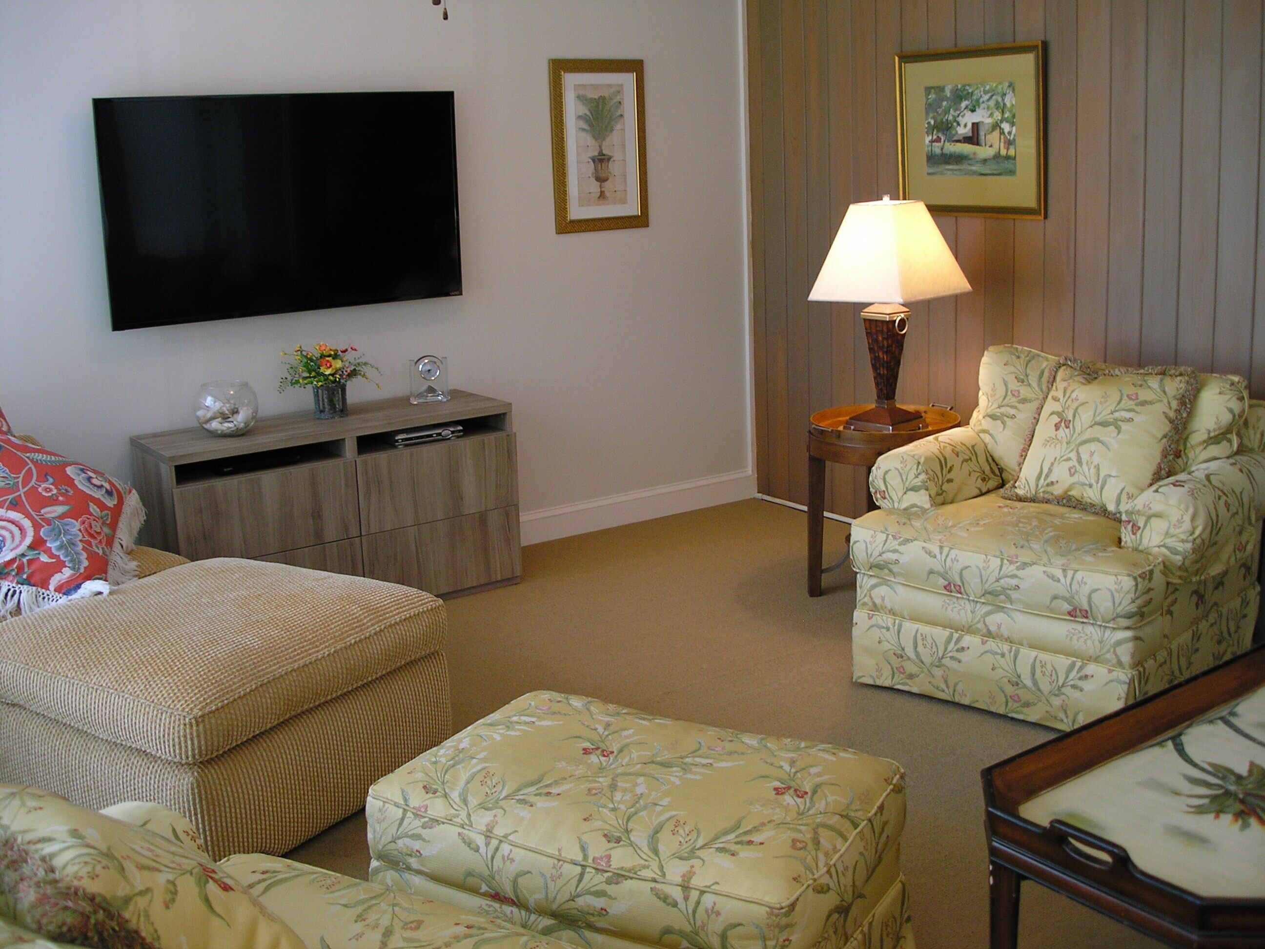 Come to Sea Pines! Walk to beach - lagoon view and tennis court. 