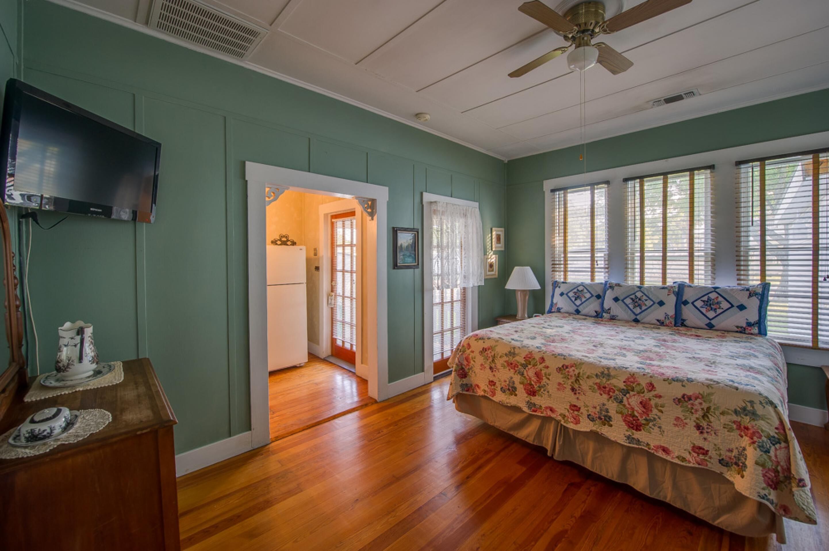 Sleeps 14 | Private Pool | 2 Blocks from Downtown Main Street 