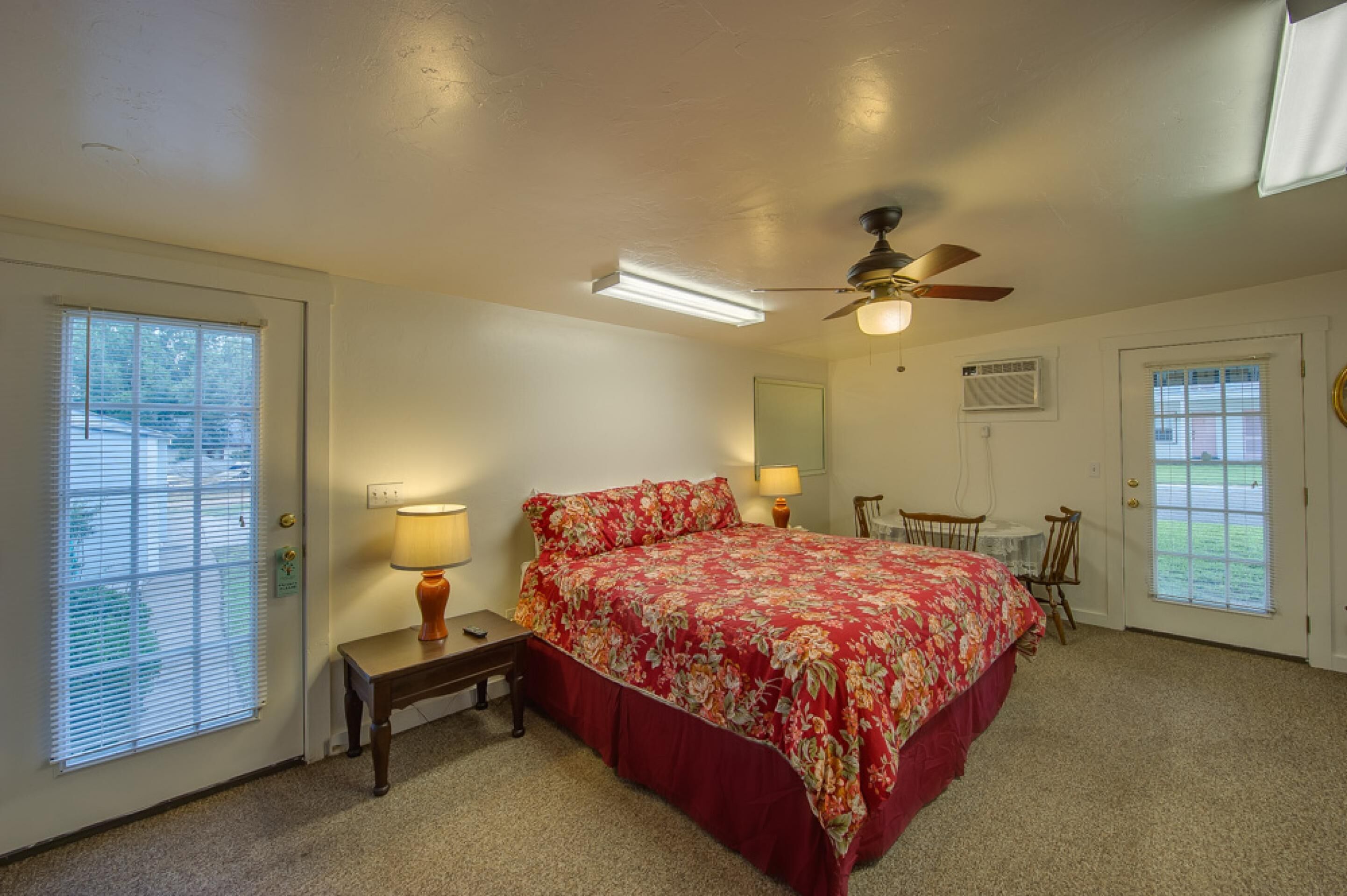 Sleeps 14 | Private Pool | 2 Blocks from Downtown Main Street 