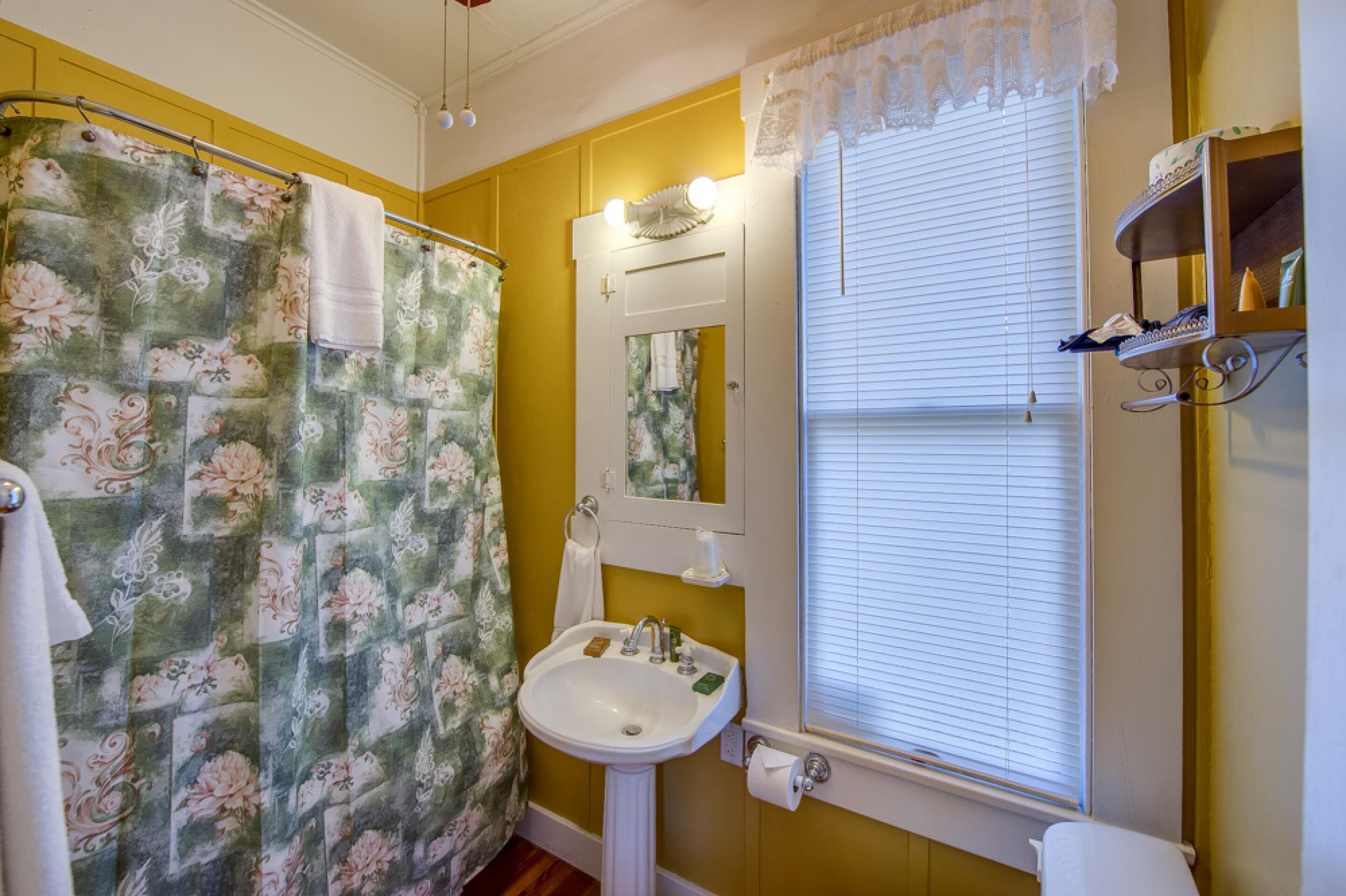 Sleeps 14 | Private Pool | 2 Blocks from Downtown Main Street 