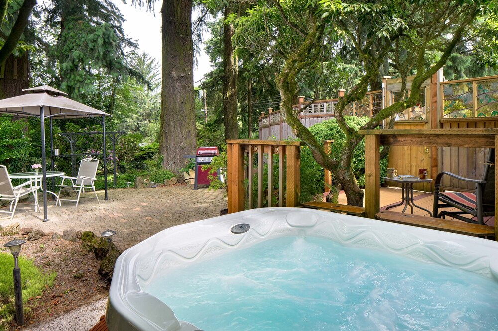 Owl Forest Studio, Romantic & Private with Hot Tub