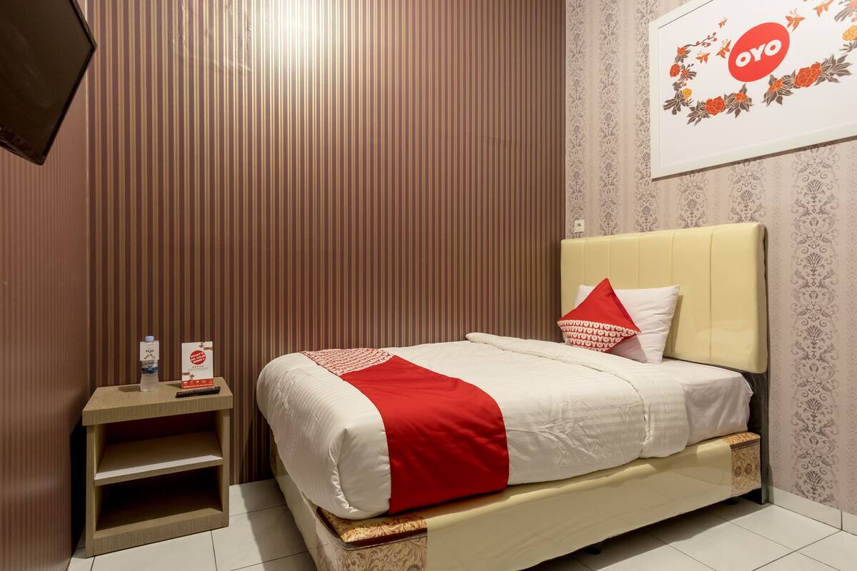 Desk, free WiFi, bed sheets