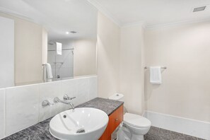 Classic Apartment, 2 Bedrooms, Pool View | Bathroom | Shower, free toiletries, hair dryer, towels - Poolside Apt In Alamanda Beachfront Resort 55 (Palm Cove)