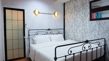 Deluxe Room, 1 King Bed, Non Smoking | Hypo-allergenic bedding, blackout drapes, free WiFi