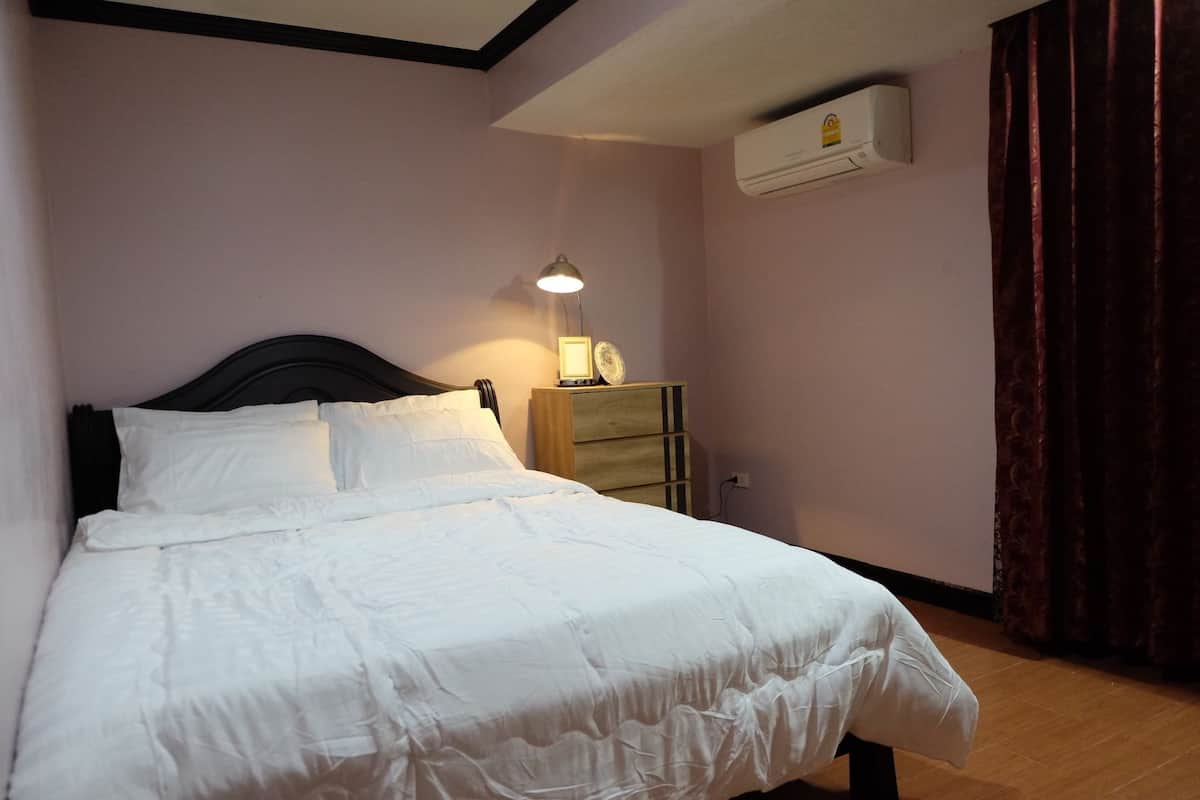 Hypo-allergenic bedding, blackout curtains, free WiFi