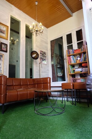 Coin salon dans le hall