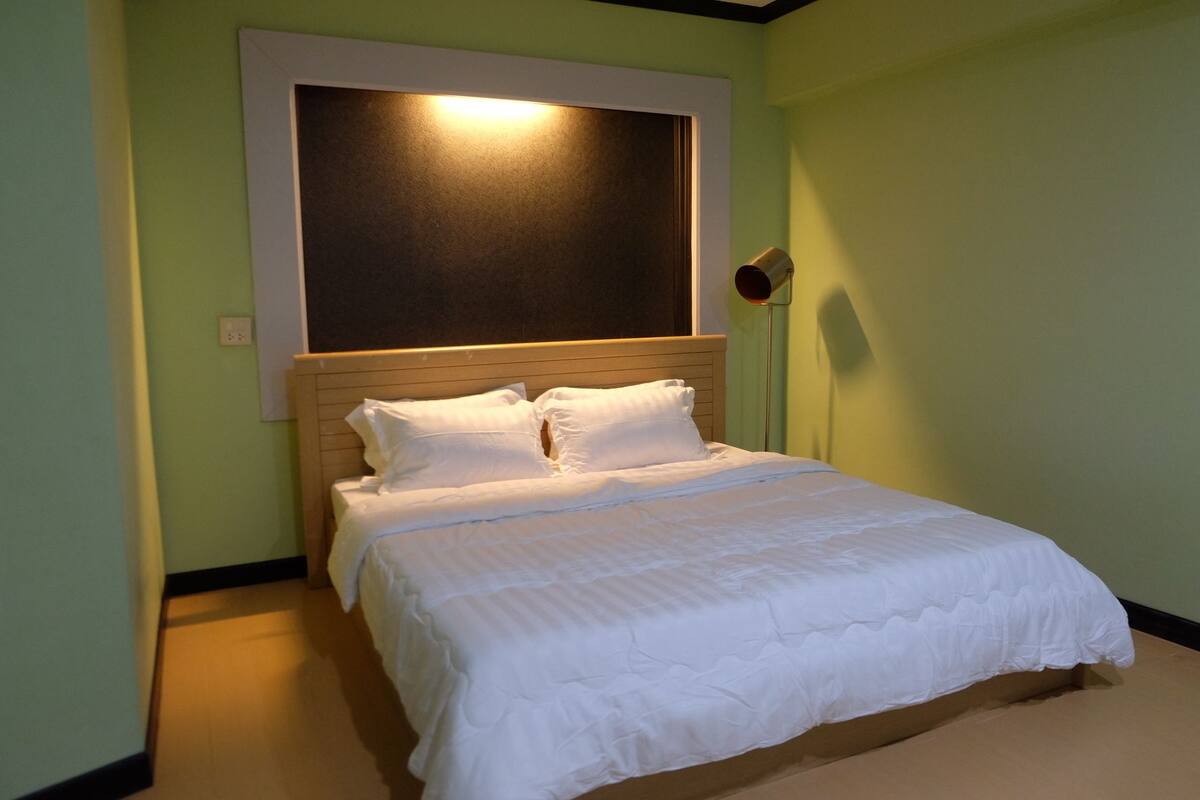 Hypo-allergenic bedding, blackout curtains, free WiFi