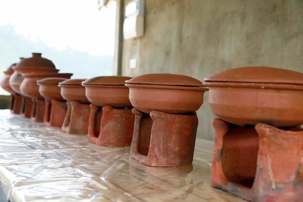 Sarapan masakan setempat setiap hari (USD 12 per orang)