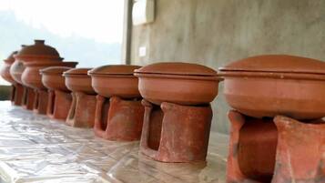 Sarapan masakan setempat setiap hari (USD 12 per orang)