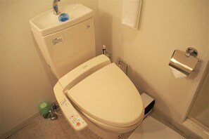 ツインルーム | バスルーム | シャワー付き浴槽、深めの浴槽、バスアメニティ (無料)、ヘアドライヤー