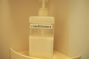 Twin Room | Bathroom amenities | Combined shower/tub, deep soaking tub, free toiletries, hair dryer - City Street Inn 807 PH104 (Osaka)