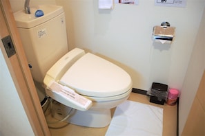 Twin Room | Bathroom