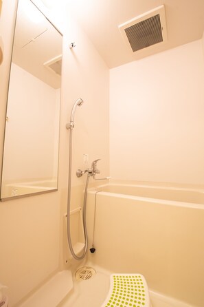 Twin Room | Bathroom | Combined shower/tub, deep soaking tub, free toiletries, hair dryer - City Street Inn 1008 PH271 (Osaka)