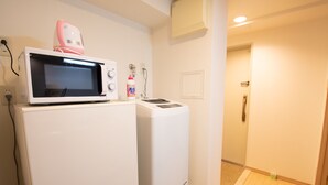 Chambre avec lits jumeaux | Coin cuisine privé | Réfrigérateur, micro-ondes