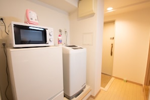 Twin Room | Private kitchenette | Fridge, microwave