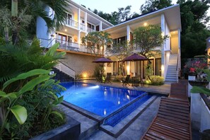 Outdoor pool, open 6:00 AM to 10:00 PM, pool umbrellas, sun loungers - Dewi Villa Padangbai Hotel (Padangbai)