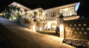 Fachada de la propiedad por la tarde o noche