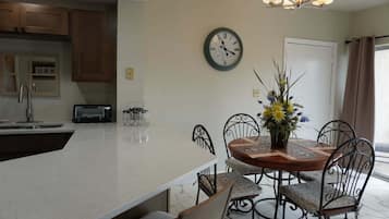 Condo, 3 habitaciones | Restaurantes