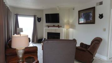 Condo, 3 habitaciones | Área de sala de estar