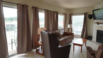 Condo, 3 Bedrooms | Living area