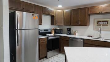 Condo, 3 habitaciones | Cocina privada | Cafetera y tetera y refrigerador