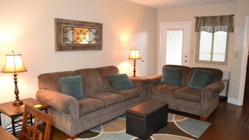 Kondominium, 2 kamar tidur | Ruang keluarga