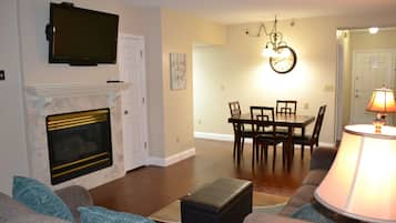 Kondominium, 2 kamar tidur | Ruang keluarga