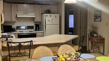 Condo, 3 Bedrooms | Dining