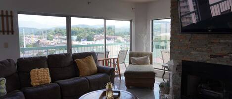 Condo, 3 Bedrooms | Living area