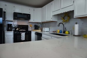 Condo, 3 Bedrooms | Private kitchen