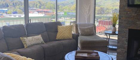 Condo, 3 Bedrooms | Interior