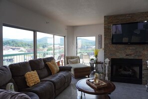 Condo, 3 Bedrooms | Living area