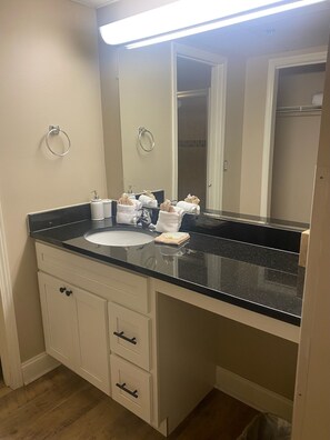 Condo, 2 habitaciones | Baño