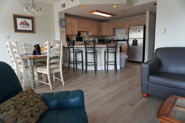 Condo, 3 Bedrooms | Living area