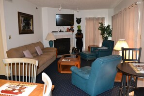 Condo, 3 Bedrooms | Living room