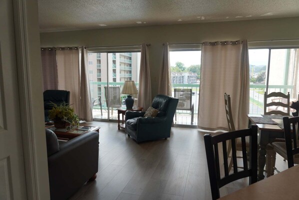 Condo, 3 chambres | Aire de séjour
