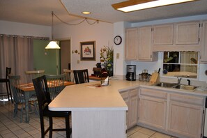 Condo, 3 quartos | Cozinha privada | Geladeira, micro-ondas, lava-louças, cafeteira/chaleira