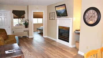 Condo, 2 Bedrooms | Living area