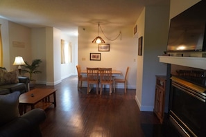 Condo, 2 habitaciones | Área de sala de estar