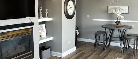 Condo, 2 habitaciones | Área de sala de estar