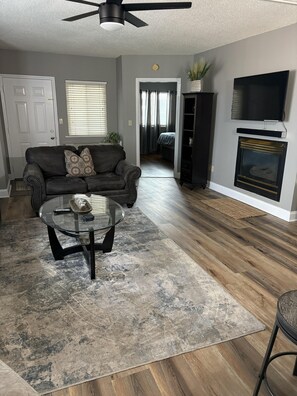 Condo, 2 habitaciones | Área de sala de estar