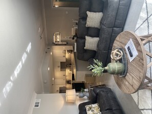 Leilighet, 3 soverom | Oppholdsområde | TV og peis