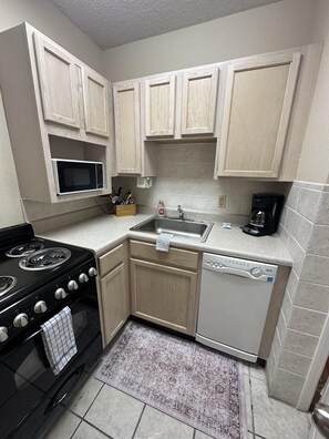 Private kitchen - 509 1bd 1 Bedroom Condo by RedAwning (Pigeon Forge)