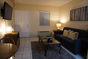 Condo, 1 chambre | Aire de séjour | Foyer