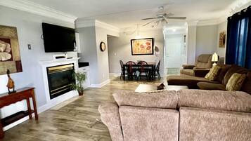 Leilighet, 2 soverom | Oppholdsområde | Peis