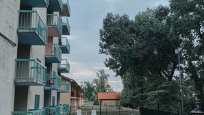 Sisäpiha, jossa on uima-allas, aurinkotuoleja ja aidattu alue.