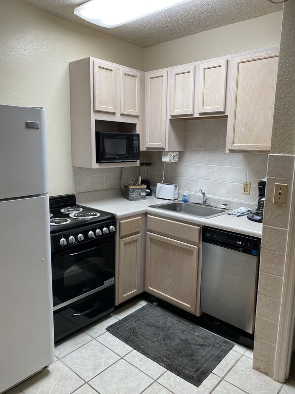 Condo, 1 habitación | Cocina privada | Refrigerador, horno y cafetera y tetera