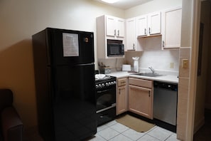 Condo, 1 phòng ngủ | Bếp riêng | Tủ lạnh, dụng cụ pha cà phê/trà 